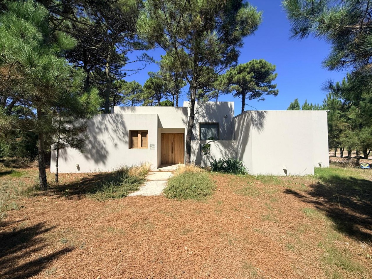 CASA EN VENTA EN PINAMAR ALAMOS - 4 AMBIENTES CON JARDIN, DECK Y EXCELENTE EQUIPAMIENTO